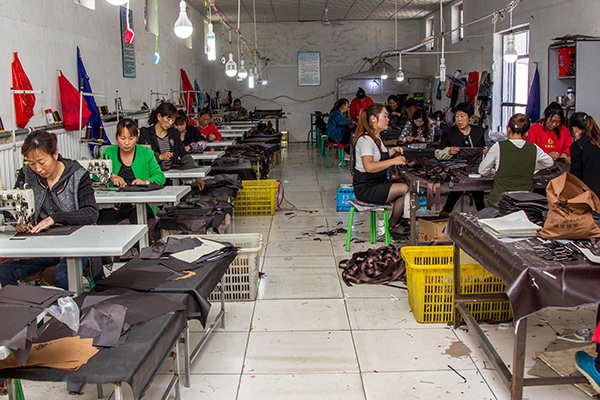 【脫貧攻堅(jiān)進(jìn)行時(shí)】河北顧家臺(tái)村箱包廠月發(fā)7萬(wàn)工資,菇農(nóng)今年都賺